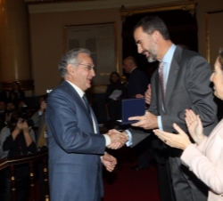 Don Felipe hace entrega de la Medalla del Consejo Superior de los Colegios de Arquitectos de España a Rafael Arias-Salgado